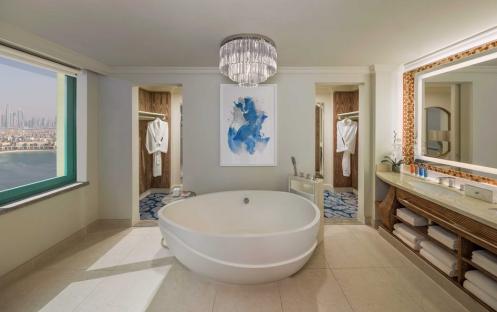 Suites-Exec-Interior-BathroomWithView